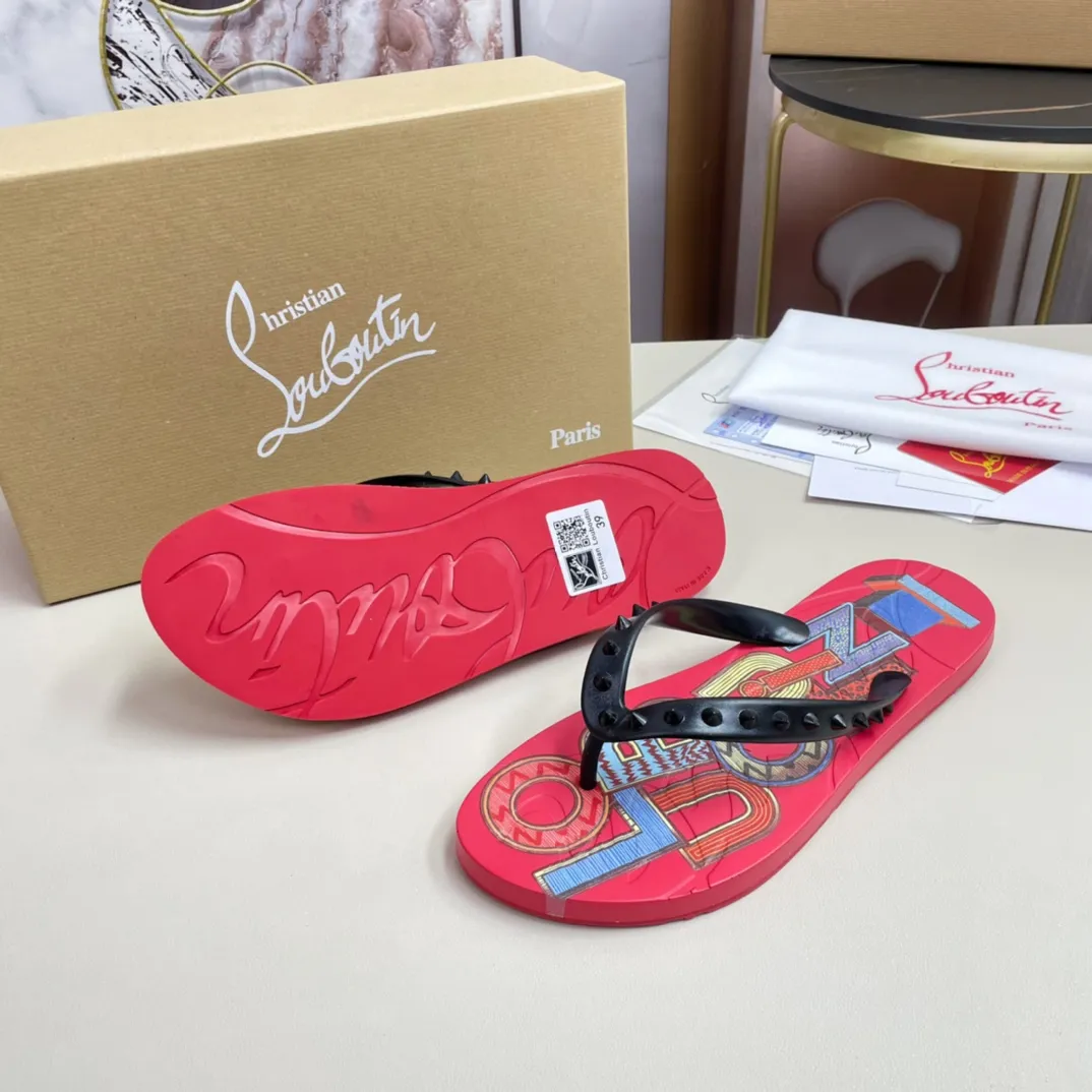 [CL red sole shoes] P: 280💰 size 38-45 Men’s classic slippers, made on the official website 1:1, the original factory specializes in original materials ➖ OEM 3D printing pattern production ➖ Original ultra-light anti-slip outsole. Super fashionable and super comfortable, handsome on the feet, a must-have for men in summer! !